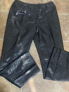 Carlisle Women's Size 12 Classy
Shimmer Geometric Pattern
Solid Black